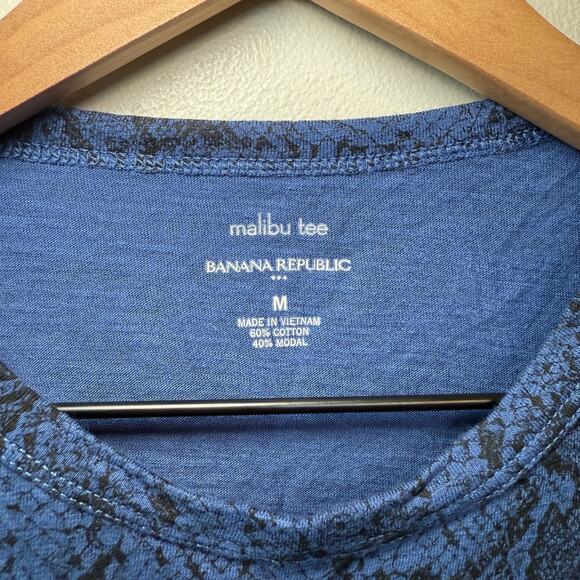 Banana Republic Malibu Tee Long Sleeve Snake Print Shirt Blue Size Medium - Picture 3 of 4